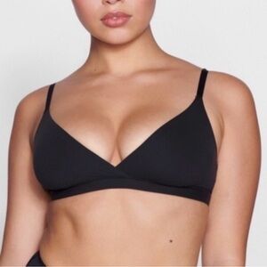 Skims Fits Everybody Crossover Bralette in Onyx